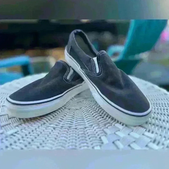 Black Vans. Vans skater shoes. Vans size 5 men. 6.5 women’s. Vans off the wall - Picture 5 of 6